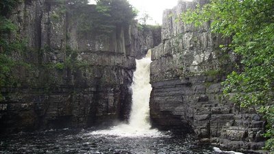 High Force waterfall close to the caravan park (© By User:Peanut4 [Public domain], from Wikimedia Commons)