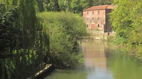 River Derwent, Malton  (© © Copyright Paul Harrop (https://www.geograph.org.uk/profile/13364) and licensed for reuse (http://www.geograph.org.uk/reuse.php?id=5379000) under this Creative Commons Licence (https://creativecommons.org/licenses/by-sa/2.0/).)