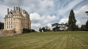 Attractions in the area - Chateau de Brissac (© By Targut (Own work) [CC BY-SA 3.0 (http://creativecommons.org/licenses/by-sa/3.0)], via Wikimedia Commons (original photo:https://commons.wikimedia.org/wiki/File:Chateau_de_Brissac.jpg))