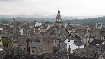 Kendal roofscape (© Humphrey Bolton [CC BY-SA 2.0 (http://creativecommons.org/licenses/by-sa/2.0)], via Wikimedia Commons (original photo: https://commons.wikimedia.org/wiki/File:Kendal_roofscape.jpg))