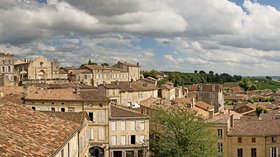 Panorama de Saint Emilion - Gironde (© By Didier Descouens (Own work) [CC BY-SA 4.0 (http://creativecommons.org/licenses/by-sa/4.0)], via Wikimedia Commons (original photo: https://commons.wikimedia.org/wiki/File:Panorama_de_Saint_Emilion_-_Gironde.jpg))