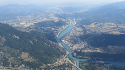 Nearby village - Sisteron (view from the air) (© By Jmcc150 (Taken while flying my glider nearby) [GFDL (http://www.gnu.org/copyleft/fdl.html) or CC BY-SA 3.0 (http://creativecommons.org/licenses/by-sa/3.0)], via Wikimedia Commons (GFDL copy: https://en.wikipedia.org/wiki/GNU_Free_Documentation_License, original photo: https://commons.wikimedia.org/wiki/File:Sisteron_(France)_from_the_air.jpg))