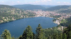 Gerardmer vue de Merelle (© By Copyright © Christian Amet (Uploaded by Cham) [CC BY 2.5 (http://creativecommons.org/licenses/by/2.5)], via Wikimedia Commons (original photo: https://commons.wikimedia.org/wiki/File:Gerardmer_vue_de_Merelle.jpg))