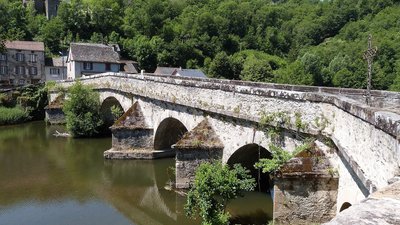 Le Pont de Cirou (© By Thérèse Gaigé (Own work) [CC BY-SA 3.0 (http://creativecommons.org/licenses/by-sa/3.0)], via Wikimedia Commons)