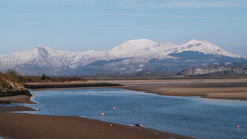 Snowdonia camping in winter - Wonderful views of Snowdonia in winter time (© By Peter Broster (Snowdonia in Winter) [CC BY 2.0 (http://creativecommons.org/licenses/by/2.0)], via Wikimedia Commons (original photo: https://commons.wikimedia.org/wiki/File:Snowdonia_in_Winter_(8413779292).jpg))