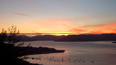 Gourock sunset - By No machine-readable author provided. IgWannA assumed (based on copyright claims). [Public domain], via Wikimedia Commons