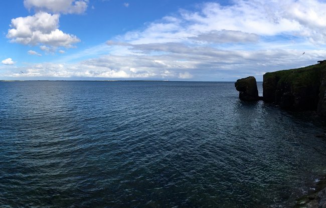 Panorama of the bay at Dunmore East, County Waterford, Ireland (© Rodelaudio [CC BY-SA 4.0 (https://creativecommons.org/licenses/by-sa/4.0)], from Wikimedia Commons (original photo: https://commons.wikimedia.org/wiki/File:Panorama_of_the_bay_at_Dunmore_East,_County_Waterford,_Ireland_-_2017.jpg))
