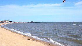 Clacton-on-Sea - West Beach (© By Romazur (Own work) [CC BY-SA 4.0 (http://creativecommons.org/licenses/by-sa/4.0)], via Wikimedia Commons (original photo: https://commons.wikimedia.org/wiki/File:Clacton-on-Sea_West-Beach.jpg))