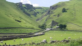 Winnats Pass, Castleton (© By Dave Pape [Public domain], from Wikimedia Commons)