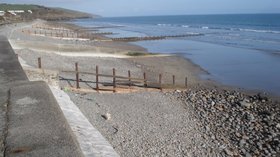 Groynes at Amroth (© Trevor Rickard [CC BY-SA 2.0 (https://creativecommons.org/licenses/by-sa/2.0)], via Wikimedia Commons (original photo: https://commons.wikimedia.org/wiki/File:Groynes_at_Amroth_-_geograph.org.uk_-_461502.jpg))