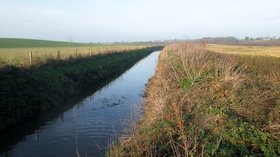 Skipsea Drain from Stenish Bridge (footbridge) near the caravan site (© © Copyright Martin Dawes (https://www.geograph.org.uk/profile/30816) and licensed for reuse (http://www.geograph.org.uk/reuse.php?id=5266617) under this Creative Commons Licence (https://creativecommons.org/licenses/by-sa/2.0/).)