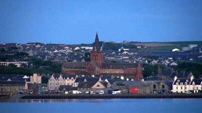 St Magnus Cathedral, Kirkwall near the caravan park (© © Copyright Mike Pennington (https://www.geograph.org.uk/profile/9715) and licensed for reuse (http://www.geograph.org.uk/reuse.php?id=4989676) under this Creative Commons Licence (https://creativecommons.org/licenses/by-sa/2.0/).)