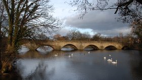 Bridge over River Wharfe at Otley (© By Somerset Youth [Public domain], from Wikimedia Commons)