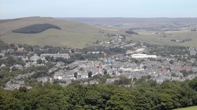 Buxton View From Peakdistrict (© Onofre_Bouvila [CC BY 2.5 (http://creativecommons.org/licenses/by/2.5)], via Wikimedia Commons (original photo: https://commons.wikimedia.org/wiki/File:Buxton_View_From_Peakdistrict.jpg))