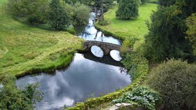 Haddon Hall - panorama (© Tanya Dedyukhina [CC BY 3.0 (http://creativecommons.org/licenses/by/3.0)], via Wikimedia Commons (original photo: https://commons.wikimedia.org/wiki/File:Haddon_Hall,_Bakewell,_UK_-_panoramio_(10).jpg))