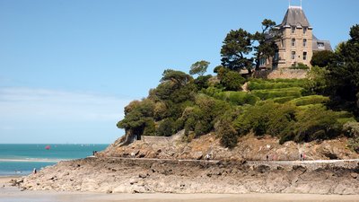 Nice area in the region - Bretagne, Ille-et-Vilaine, Dinard (© By Calips (Own work) [CC BY-SA 3.0 (http://creativecommons.org/licenses/by-sa/3.0)], via Wikimedia Commons (original photo: https://commons.wikimedia.org/wiki/File:France_Bretagne_Ille-et-Vilaine_Dinard_02.jpg))