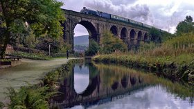 Saddleworth Viaduct (© By David Ingham from Bury, Lancashire, England (02803) [CC BY-SA 2.0 (https://creativecommons.org/licenses/by-sa/2.0)], via Wikimedia Commons (original photo: https://commons.wikimedia.org/wiki/File:4498_SIR_NIGEL_GRESLEY_crosses_Saddleworth_Viaduct.jpg))
