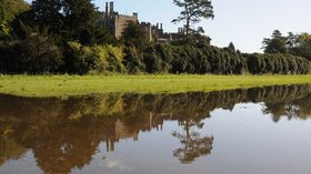 Berkeley Castle reflected in flood water  (© © Copyright Philip Halling (https://www.geograph.org.uk/profile/1837) and licensed for reuse (http://www.geograph.org.uk/reuse.php?id=3170884) under this Creative Commons Licence (https://creativecommons.org/licenses/by-sa/2.0/).)