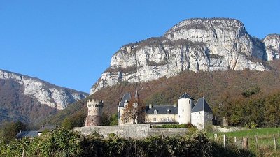 Château de la Bâtie (© By Pascal Blachier from Savoie, France (Château de La Bâtie-Seyssel) [CC BY 2.0 (http://creativecommons.org/licenses/by/2.0)], via Wikimedia Commons (original photo: https://commons.wikimedia.org/wiki/File:Ch%C3%A2teau_de_la_B%C3%A2tie.jpg))