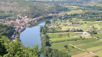 In the region: Douelle Vue générale (© By Torsade de Pointes (Self-photographed) [Public domain], via Wikimedia Commons)