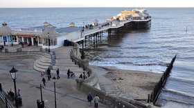 Cromer Pier, Cromer, Norfolk (© By rodtuk from UK [CC BY-SA 2.0 (https://creativecommons.org/licenses/by-sa/2.0)], via Wikimedia Commons (original photo: https://commons.wikimedia.org/wiki/File:Cromer_Pier,_Cromer,_Norfolk,_England-2Jan2012.jpg))