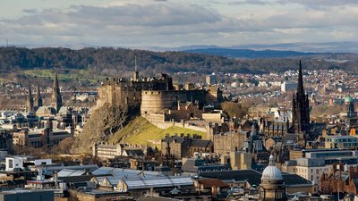 Edinburgh Castle (© By Saffron Blaze (Own work) [CC BY-SA 3.0 (https://creativecommons.org/licenses/by-sa/3.0)], via Wikimedia Commons (original photo: https://commons.wikimedia.org/wiki/File:Edinburgh_Castle_Overview.jpg))