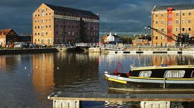 Gloucester Docks (© Mike Baldwin [CC BY-SA 2.0 (https://creativecommons.org/licenses/by-sa/2.0)], via Wikimedia Commons (original photo: https://commons.wikimedia.org/wiki/File:Gloucester_Docks.jpg))