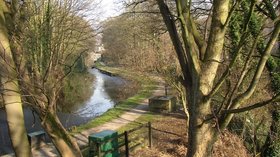 The Halifax branch canal, Halifax (© Humphrey Bolton / The Halifax branch canal, Halifax (original photo: https://commons.wikimedia.org/wiki/File:The_Halifax_branch_canal,_Halifax_-_geograph.org.uk_-_695114.jpg))