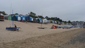Beach Huts on Abersoch Beach (© By Philly0fish (Own work) [CC BY-SA 3.0 (http://creativecommons.org/licenses/by-sa/3.0)], via Wikimedia Commons (original photo: https://commons.wikimedia.org/wiki/File:Beach_Huts_on_Abersoch_Beach.jpg#filelinks))
