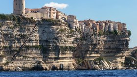 Bonifacio falaises escalier roi Aragon (© Photo: Myrabella / Wikimedia Commons, via Wikimedia Commons (original photo: https://commons.wikimedia.org/wiki/File:Bonifacio_falaises_escalier_roi_Aragon.jpg))