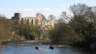 Barnard Castle from across the River Tees near the caravan park (© By Robert Scarth from London, England (Barnard Castle) [CC BY-SA 2.0 (https://creativecommons.org/licenses/by-sa/2.0)], via Wikimedia Commons)