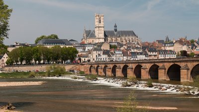 Nevers-Pont_sur_la_Loire-Cathédrale_Saint_Cyr_et_Sainte_Julitte-20160502