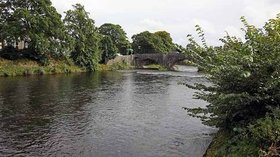 River, Kendal (© John Salmon [CC BY-SA 2.0 (https://creativecommons.org/licenses/by-sa/2.0)], via Wikimedia Commons (original photo: https://commons.wikimedia.org/wiki/File:River,_Kendal_-_geograph.org.uk_-_929411.jpg))