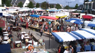 Market in Fouesnant - jour de marché (© By Patrice78500 (Own work) [Public domain], via Wikimedia Commons)