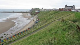 West Cliff, Whitby  (© © Copyright G Laird (https://www.geograph.org.uk/profile/27852) and licensed for reuse (http://www.geograph.org.uk/reuse.php?id=5528658) under this Creative Commons Licence (https://creativecommons.org/licenses/by-sa/2.0/).)
