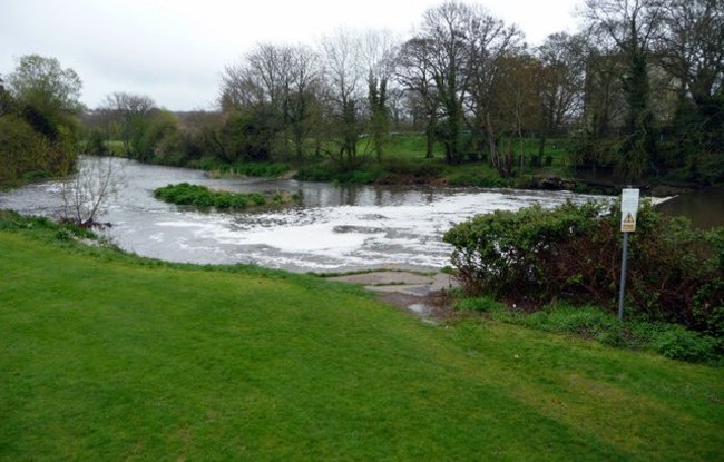 Weir, River Stour, Blandford Forum, Dorset  (© © Copyright Christine Matthews (https://www.geograph.org.uk/profile/1777) and licensed for reuse (https://www.geograph.org.uk/reuse.php?id=2921946) under this Creative Commons Licence (https://creativecommons.org/licenses/by-sa/2.0/).)