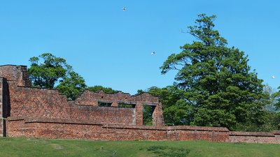 In the region: Bradgate House panorama (© By NotFromUtrecht (Own work) [CC BY-SA 3.0 (http://creativecommons.org/licenses/by-sa/3.0)], via Wikimedia Commons (original photo: https://commons.wikimedia.org/wiki/File:Bradgate_House_panorama.jpg))