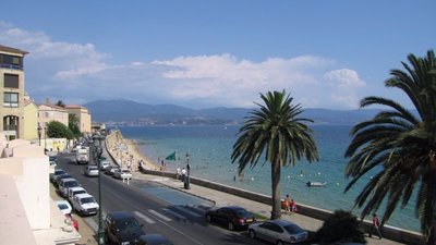 Ajaccio Plage (© This file is licensed under the Creative Commons Attribution-Share Alike 2.0 France license. Author : Grain de sel. Link to the photo: https://commons.wikimedia.org/wiki/File:Ajaccio_Plage.jpg#file)