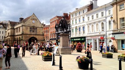 The Square, Shrewsbury (© By Gnesener1900 (Own work) [CC BY-SA 3.0 (https://creativecommons.org/licenses/by-sa/3.0)], via Wikimedia Commons (original photo: https://commons.wikimedia.org/wiki/File:The_Square,_Shrewsbury.JPG))