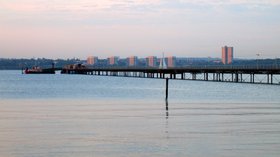 Hythe Pier (© Danielsmith at the English language Wikipedia [GFDL (http://www.gnu.org/copyleft/fdl.html) or CC-BY-SA-3.0 (http://creativecommons.org/licenses/by-sa/3.0/)], via Wikimedia Commons (GFDL copy: https://en.wikipedia.org/wiki/GNU_Free_Documentation_License, original photo: https://commons.wikimedia.org/wiki/File:Hythe-pier.jpg))