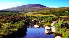 Landscape in Wicklow, Ireland near the caravan site (© Michal Osmenda from Brussels, Belgium [CC BY-SA 2.0 (https://creativecommons.org/licenses/by-sa/2.0)] (original photo: https://commons.wikimedia.org/wiki/File:Landscape_in_Wicklow,_Ireland.jpg))