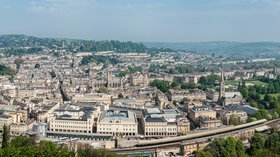 Bath, Somerset Panorama (© By Diliff (Own work) [CC BY-SA 3.0 (http://creativecommons.org/licenses/by-sa/3.0) or GFDL (http://www.gnu.org/copyleft/fdl.html)], via Wikimedia Commons (GFDL copy: https://en.wikipedia.org/wiki/GNU_Free_Documentation_License, original photo: https://commons.wikimedia.org/wiki/File:Bath,_Somerset_Panorama_-_April_2011.jpg))
