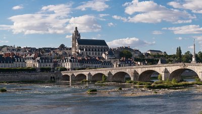 In the region - Blois Loire Panorama (© By Diliff (Own work) [CC BY-SA 3.0 (http://creativecommons.org/licenses/by-sa/3.0) or GFDL (http://www.gnu.org/copyleft/fdl.html)], via Wikimedia Commons (GFDL: https://en.wikipedia.org/wiki/GNU_Free_Documentation_License, original photo: https://commons.wikimedia.org/wiki/File:Blois_Loire_Panorama_-_July_2011.jpg))