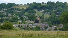 Ashover village from the south  (© © Copyright Andrew Hill (https://www.geograph.org.uk/profile/17057)  and licensed for reuse (http://www.geograph.org.uk/reuse.php?id=1979333) under this Creative Commons Licence (https://creativecommons.org/licenses/by-sa/2.0/).)