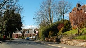 Kirkoswald Road, Maybole (© Mary and Angus Hogg / Kirkoswald Road, Maybole, via Wikimedia Commons (original photo: https://commons.wikimedia.org/wiki/File:Kirkoswald_Road,_Maybole_-_geograph.org.uk_-_1243710.jpg))