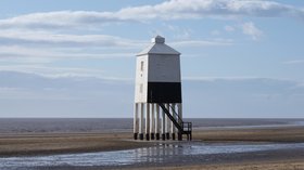 Burnham on sea low lighthouse (© By Tonylemesmerd (Own work) [CC BY 3.0 (http://creativecommons.org/licenses/by/3.0)], via Wikimedia Commons (original photo: https://commons.wikimedia.org/wiki/File:Burnham_on_sea_low_lighthouse.JPG))