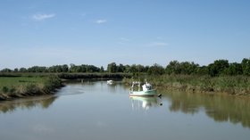 In the region: between Loire river and Canal de la Martinière, near Paimbœuf, département de la Loire-Atlantique - panoramic view (© Maarten Sepp [CC BY-SA 3.0 (http://creativecommons.org/licenses/by-sa/3.0)], via Wikimedia Commons (original photo: https://commons.wikimedia.org/wiki/File:Between_Loire_river_and_Canal_de_la_Martini%C3%A8re,_near_Paimb%C5%93uf,_d%C3%A9partement_de_la_Loire-Atlantique,_France._-_panoramio.jpg))