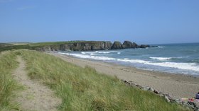 The beach at Bunmahon  (© © Copyright Jonathan Thacker (https://www.geograph.ie/profile/46229) and licensed for reuse (https://www.geograph.ie/reuse.php?id=4566868) under this Creative Commons Licence (https://creativecommons.org/licenses/by-sa/2.0/).)