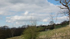 Road above the church Lanchester (© P Glenwright / Road above the church Lanchester (original photo: https://commons.wikimedia.org/wiki/File:Road_above_the_church_Lanchester_-_geograph.org.uk_-_397300.jpg))