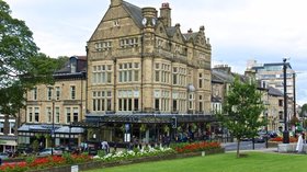 Bettys Tea Rooms, Harrogate (© © Copyright Paul Buckingham (http://www.geograph.org.uk/profile/24103) and licensed for reuse (http://www.geograph.org.uk/reuse.php?id=3138303) under this Creative Commons Licence (https://creativecommons.org/licenses/by-sa/2.0/).)
